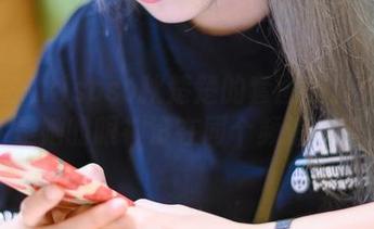 灰丝在Akisoso秋楚楚的套图里游荡：但是她的眼神没在同个频道上啊
