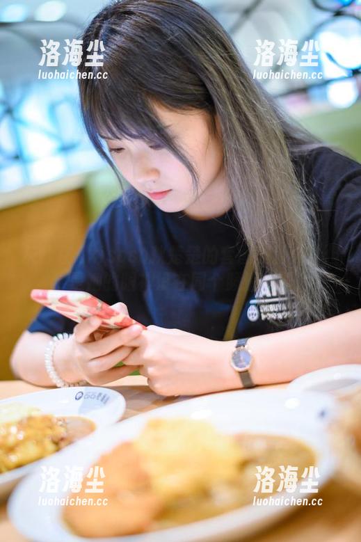 灰丝在Akisoso秋楚楚的套图里游荡：但是她的眼神没在同个频道上啊