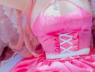 ElyEE子这条WhiteDress，穿着就好像跟春天的花儿打了个招呼，资源不多，但够清新。
