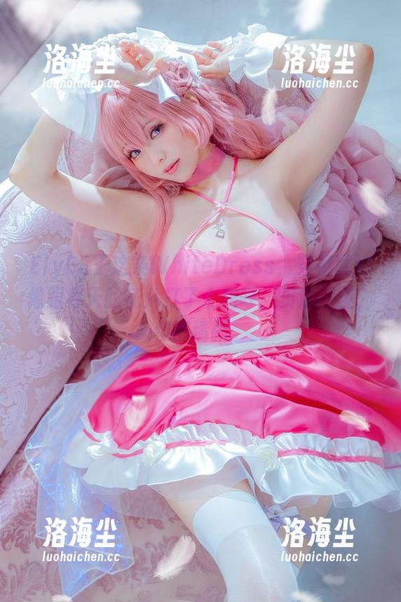 ElyEE子这条WhiteDress，穿着就好像跟春天的花儿打了个招呼，资源不多，但够清新。