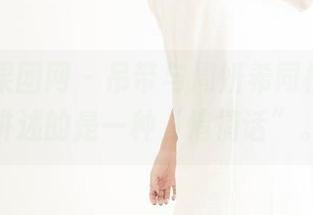 GIRLT果团网 – 吊带与周妍希同框，原图讲述的是一种“悄悄话”。