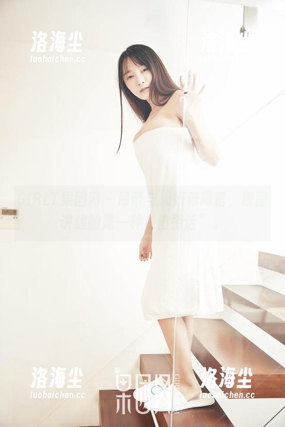 GIRLT果团网 - 吊带与周妍希同框，原图讲述的是一种“悄悄话”。
