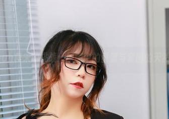 Leah梓未的挑战：原图中的堕落与套图的天然呆