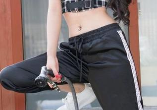 MiStar魅妍社 – 拿着手机看糯美子Mini的网袜合集，脑子里不知不觉飘到哪里去了…