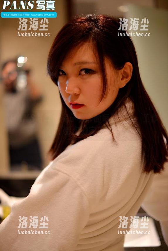 PANS写真 - 兔子秘书的每日写真：工作和打哈欠的完美结合