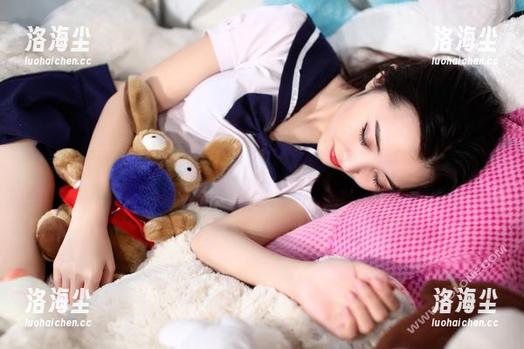 PDL潘多拉 - Ellie艾栗栗最新美图，照着脚丫子活出精彩！