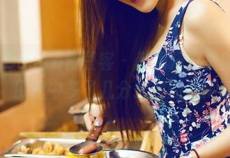 QingDouKe青豆客 – 私房浴室里的战姝羽，原图中多了几分水汽的模糊感。