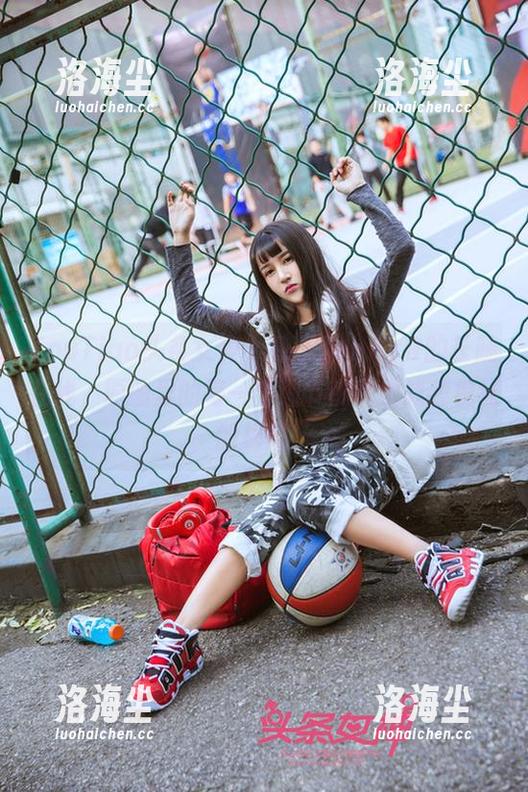 TouTiao头条女神 - 感觉JennyR的长腿在线，原图里的每一个细节都在挑战我视线的极限！