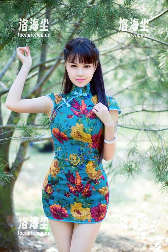 TuiGirl推女郎 - 艾栗栗的修女：我在旁边边看边发呆，画面好像不太对劲？