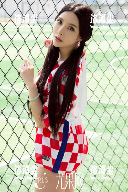 UGirls尤果网 - 等了一夏的张译文，泳池私拍如同夏日假期的倒影。