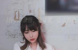 Uhye(이유혜)自拍的原图，说实话，让人想要更多的更新！