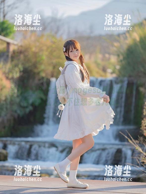 别看她穿着护士服，nagesa魔物喵的图包更新让人忍不住想多看几眼。