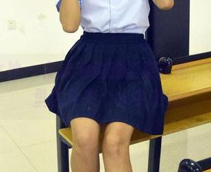 初夏女神 – 在泳池边的柒柒套图，或许梦里也会来个水中派对