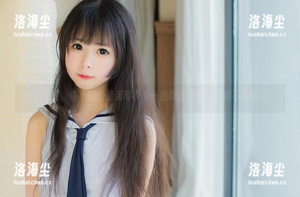 蓝色之夏，向小圆的最新写真集—我敢打赌你还是找不到重点！