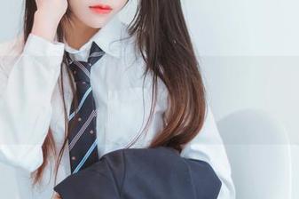 看这些喵糖映画的图片，少女肚兜搭配花溪纱，竟有种不太敢看的羞涩感。