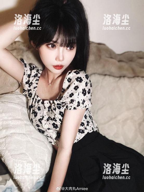 在大肉丸Amiee的校服壁纸中，重新定义你的‘上课’情境！