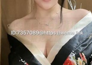 微密圈 – 奶雯勇闯红色漏背裙—私拍中的叛逆之旅