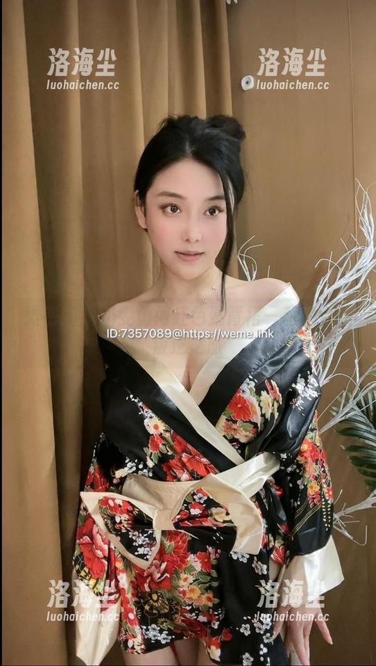 微密圈 - 奶雯勇闯红色漏背裙—私拍中的叛逆之旅