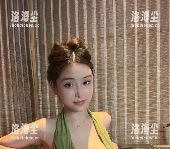 微密圈 - 奶雯又来了！这次分享的是黑皮裙写真，没忍住又想netflix了，太美了！
