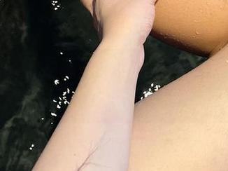微密圈 – 奶雯私拍：当她的裸足遇上柔软的沙子