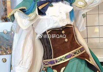 妖君白研的写真：能天使莫斯提马，这波搭配直击颜值！
