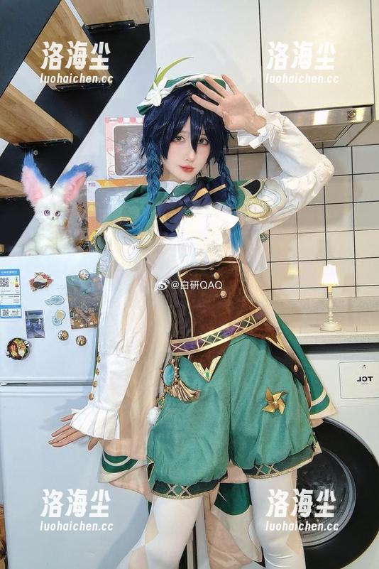 妖君白研的写真：能天使莫斯提马，这波搭配直击颜值！