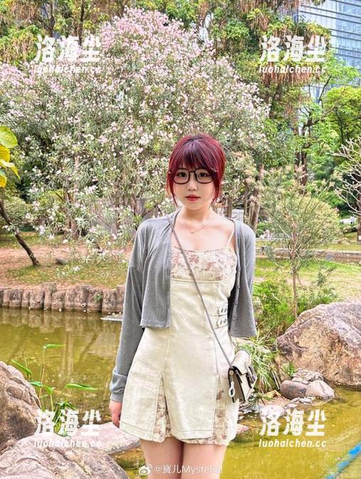 更新到来了！宝儿mysterial的修女写真，穿梭在庄重和轻松之间的微妙平衡。