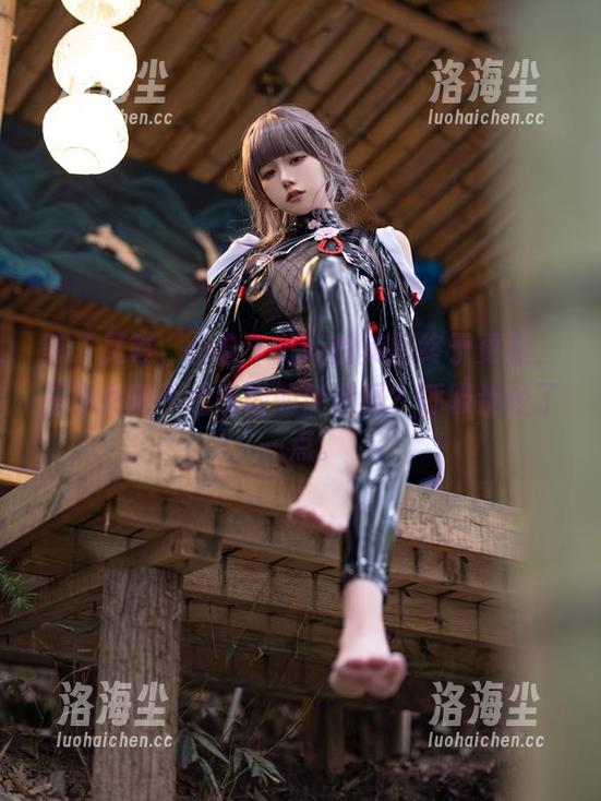 等了又等，小仓千代w的美图终于更新，是少女的不经意间的侧脸吗？呼吸都轻了一点。