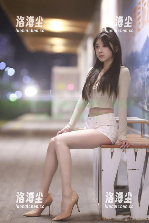 小女巫露娜与短裙的完美组合，美图让人想要大喊“再来一张”！