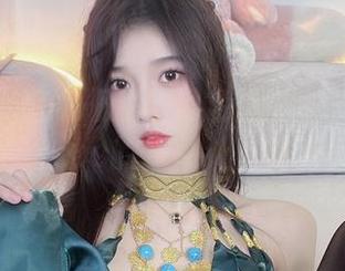 还记得小小奶瓶儿的黑色题材吗？这次又来了，cos的水平让人咋舌…。