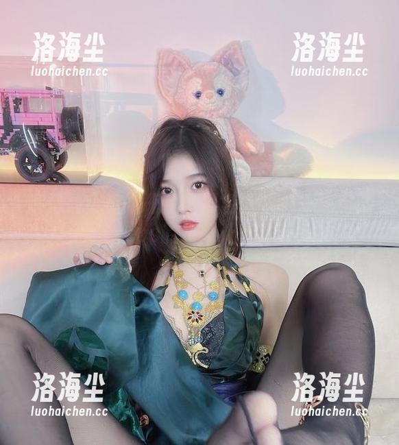 还记得小小奶瓶儿的黑色题材吗？这次又来了，cos的水平让人咋舌…。