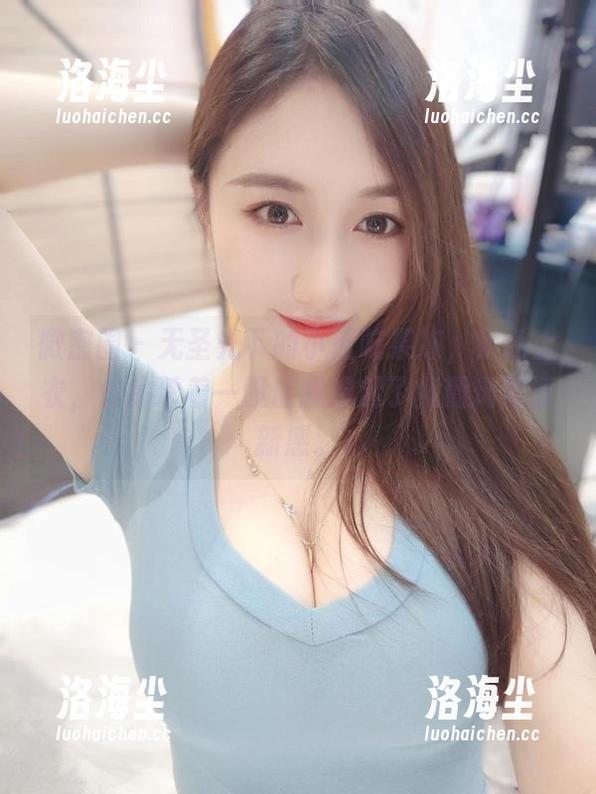 微密圈 - 无圣光下的小玉吃果冻，紫色上衣，作品透着一股让我想起了紫葡萄的清新感。