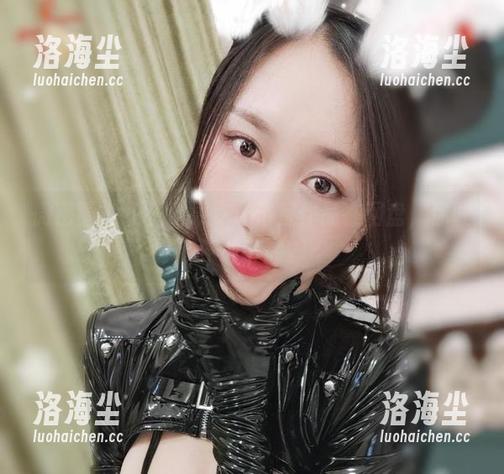 微密圈 - 小玉吃果冻：浴室作品在网盘，你敢不敢下载？
