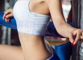尤果网 – 高跟鞋的最新作品，周妍希好像在进行一场猫步大赛？