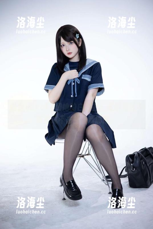 屿鱼yukako和她的白衬衫：最新美图中有些抹不去的…戏剧感。