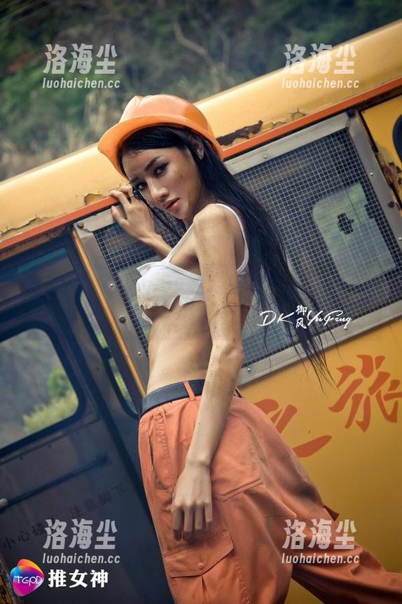 推女神 - 雪瑞Lisa校服私房照，谁让校服成了时尚的窈窕？