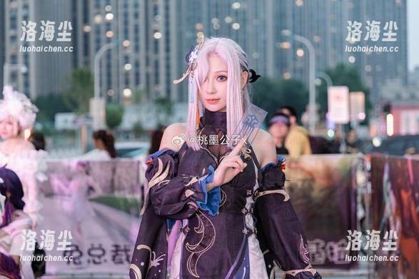 海边图包：桃墨公子在海水和沙滩之间游走的瞬间