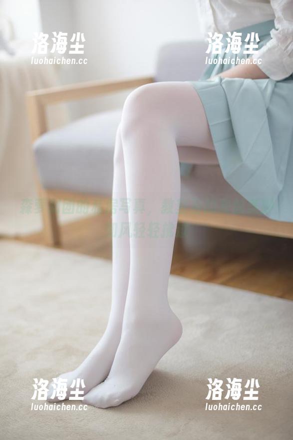 森萝财团的私房写真，教室里的灰丝美脚如风轻轻拂过