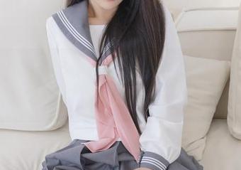 照片里的樱井宁宁，围裙与厨房完美撞击，在线呈现原图。