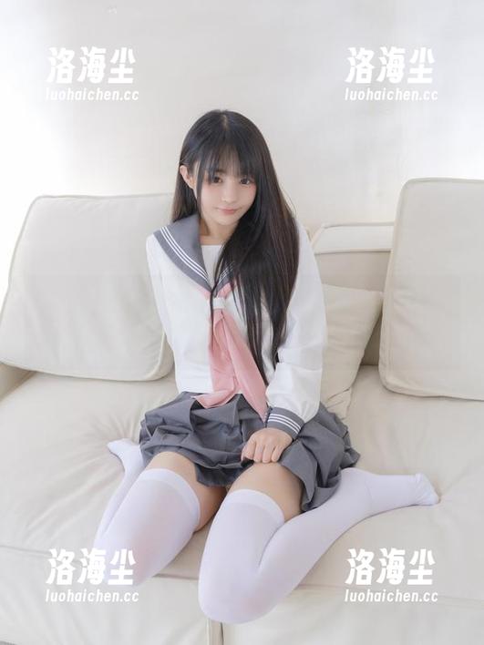 照片里的樱井宁宁，围裙与厨房完美撞击，在线呈现原图。