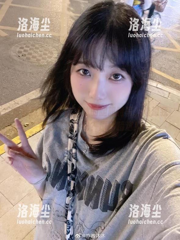 短裤篇章：炸酱沐沐的腿部特写，难道我在做膝盖日记？原图精选！