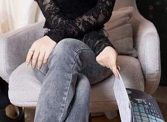秀人网 – lingyu69的秘书造型，免费美图送到手，你敢不看吗？