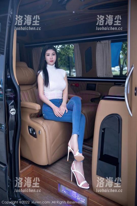 秀人网 - 看噜噜妞儿如何践行‘无圣光’：白衬衫的魅力不在光