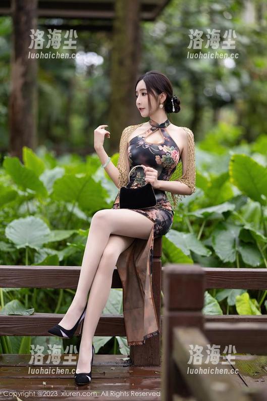秀人网 - 精选图包里的娜比，比基尼平添一种懒散的曼妙