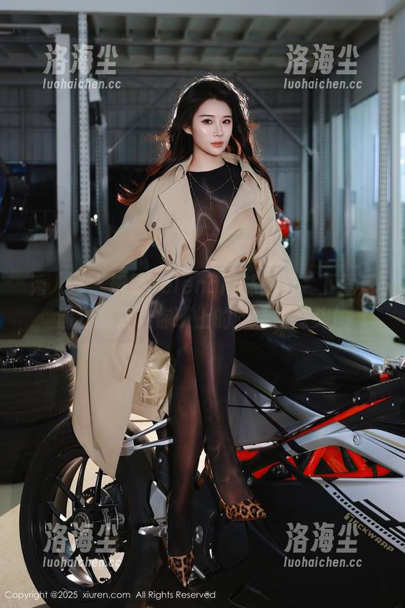 秀人网 - 娜露selena网袜图包，下载后请勿负责让你班上的同学转过头！