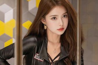 秀人网 – 少女心雪雪的双马尾套图里，怎么就那么一股清新气息？好像回到了青涩的校园时代。
