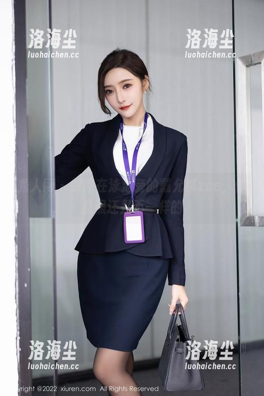 秀人网 - 蜷缩在泳池旁的戴允祺zoe，作品照还是不一样的