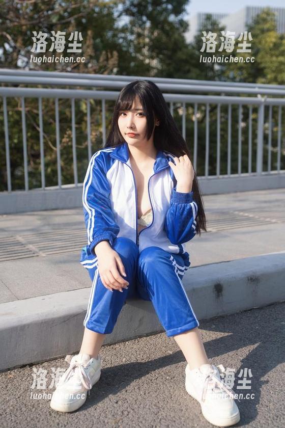 糖果果Candy的灰色卫衣写真，真让人忍不住多看几眼，请饶了我的眼睛。