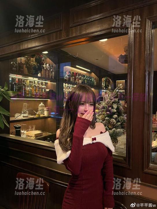 等等，芊芊酱w的制服好像透着不一样的气息——无圣光作品