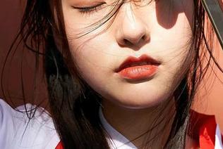 蜜桃社 – 伊琳在白衬衫里的那点京味美感，没圣光，倒显得更真。